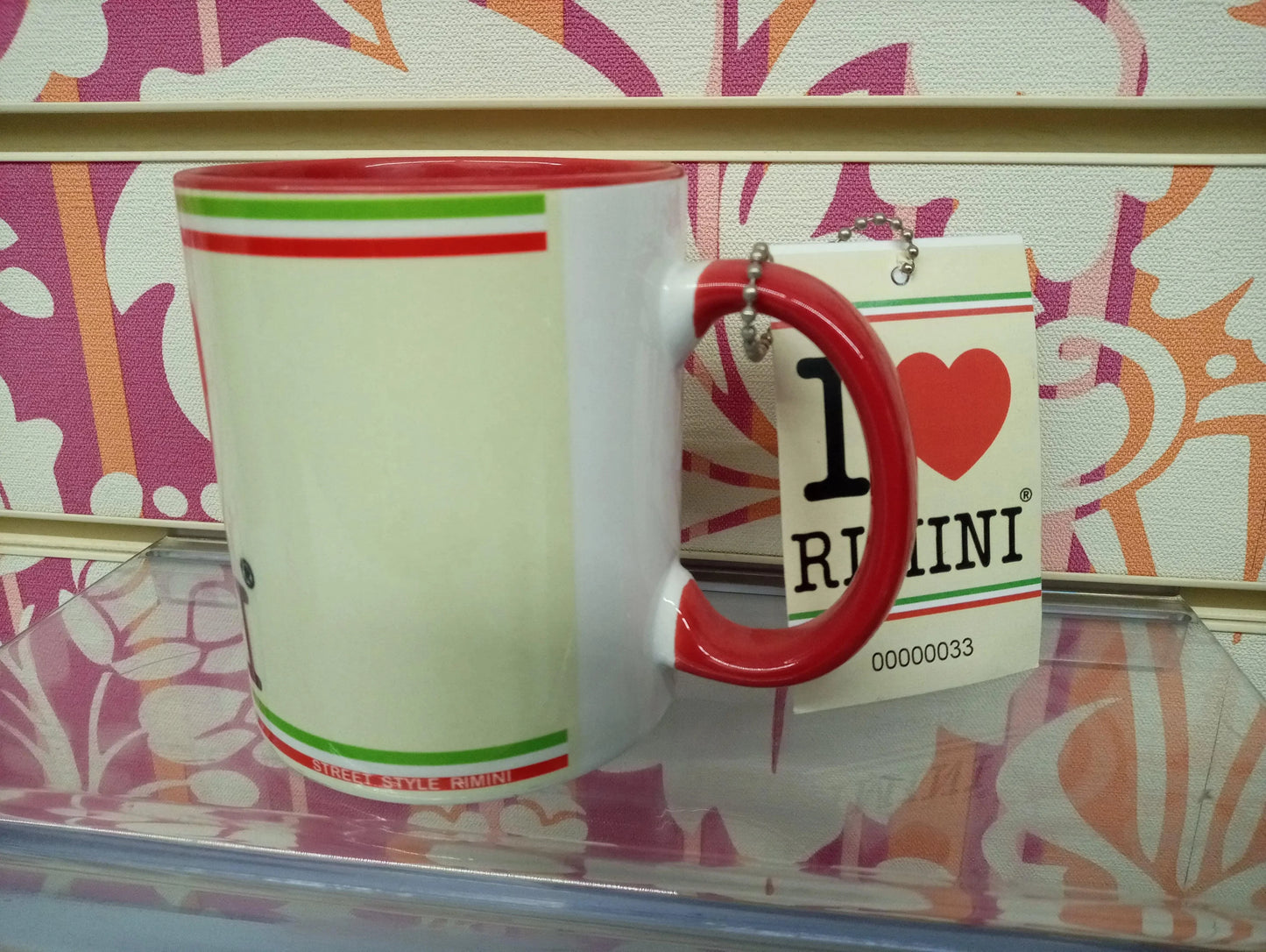 Tazza mug streetwear bianca con manico rosso, etichetta I Love Rimini, stile street style.