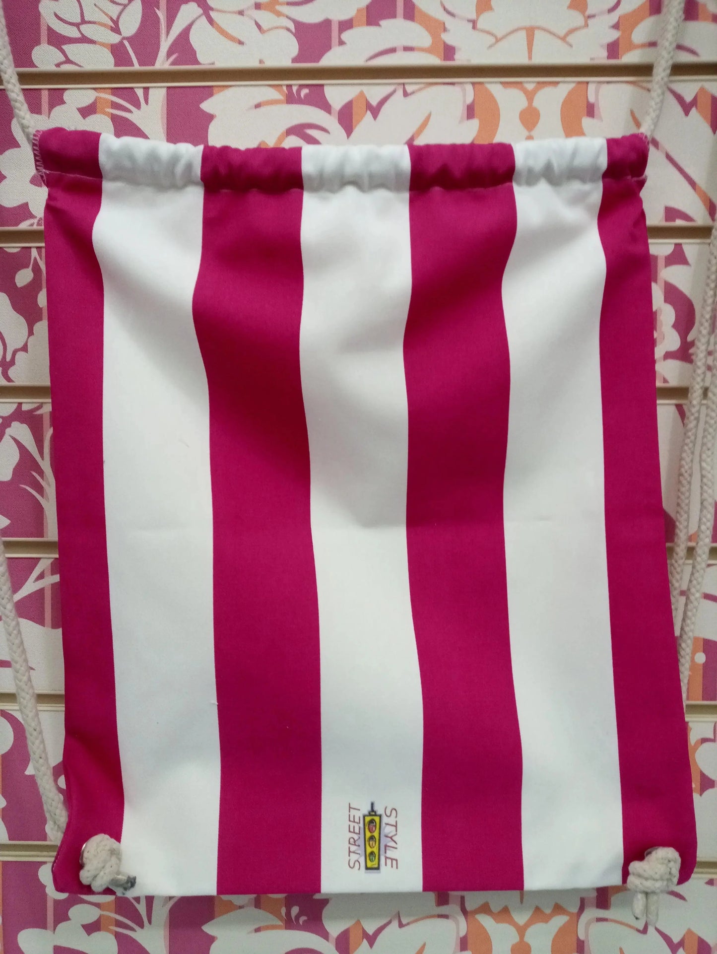 Zaino a sacca fucsia e bianco a righe verticali, stile streetwear, Street Style Rimini.