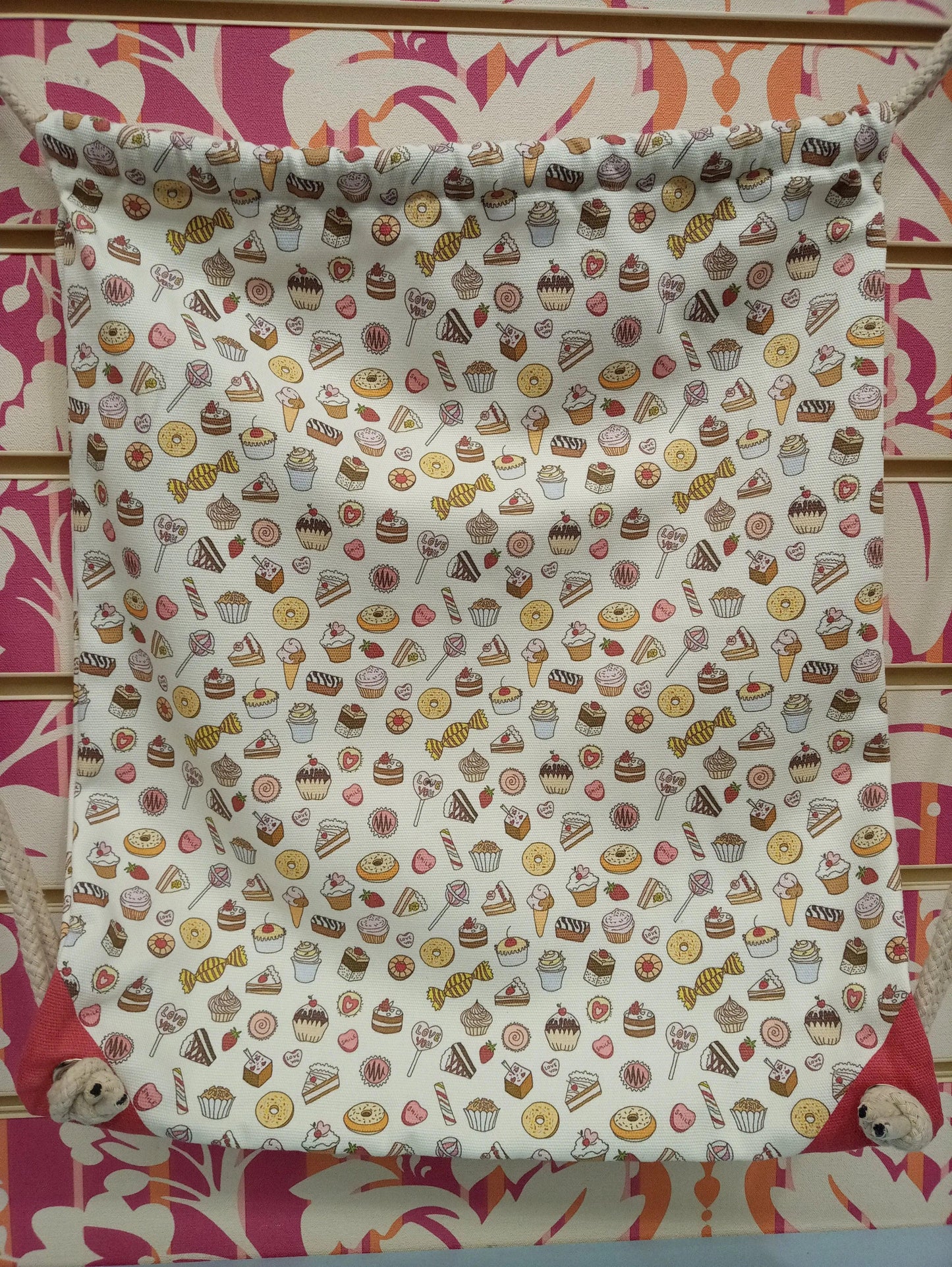 Zaino a sacca street style con stampa dolci e caramelle, perfetto per outfit streetwear originale.