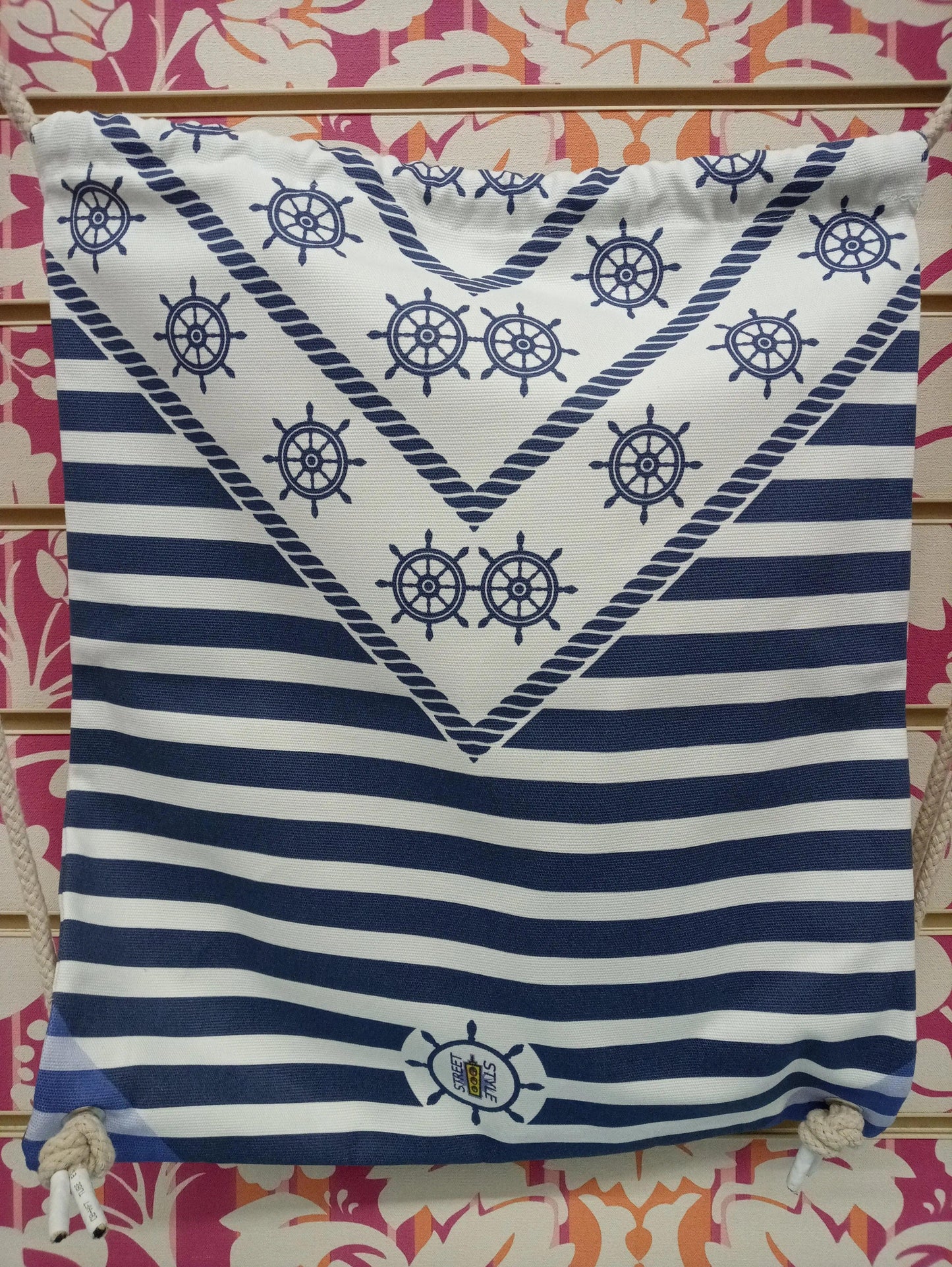 Zaino a sacca streetwear stile marinaro con righe blu e ruote timone, urban style Rimini