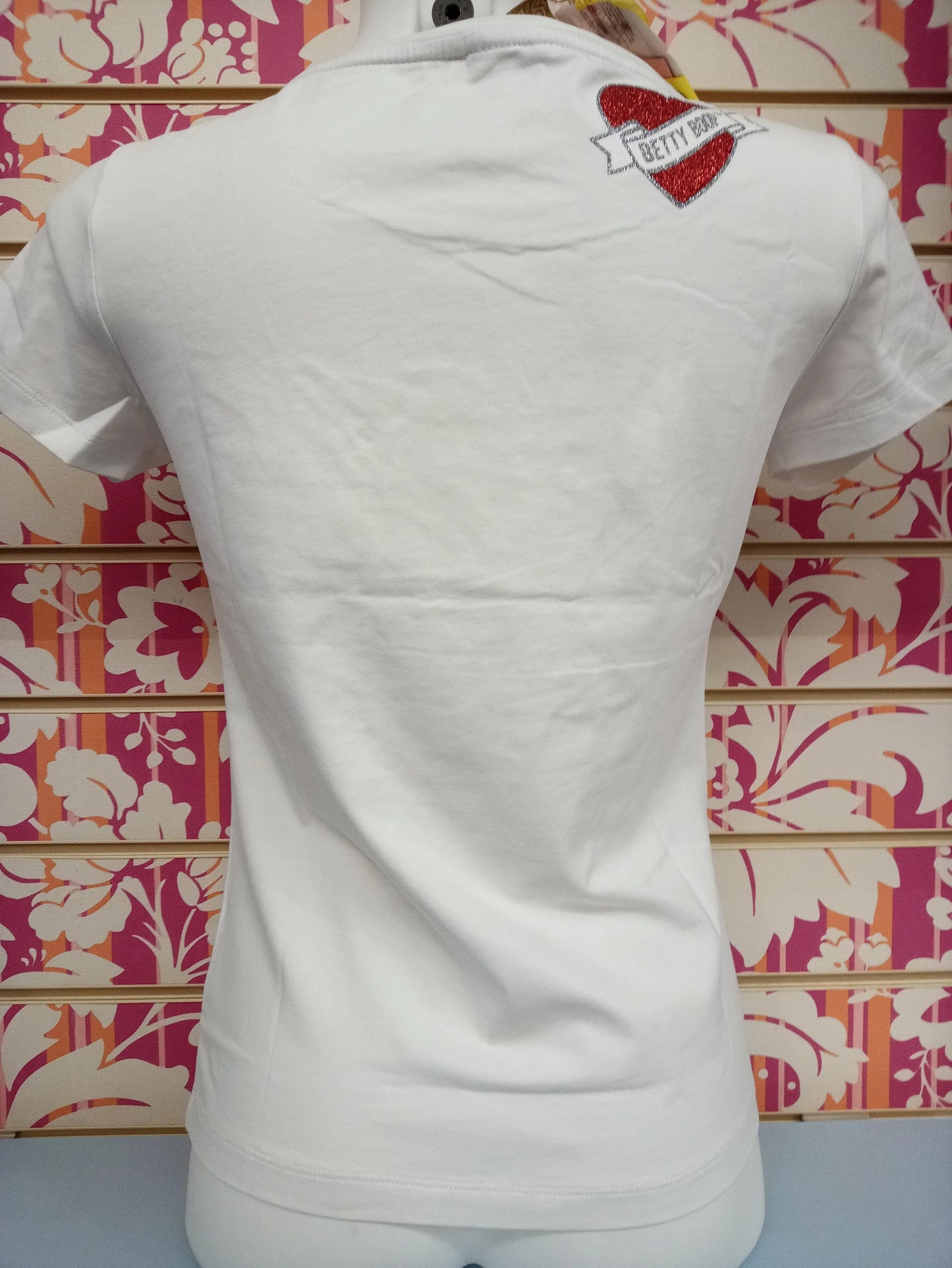 T-shirt bianca donna streetwear con patch cuore e scritta 'Betty Boop' sul retro, Street Style