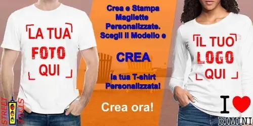 Due persone indossano t-shirt bianche streetwear personalizzabili, una a maniche corte e una a maniche lunghe, con scritte rosse e spazio per foto o logo. Sfondo urban, stile casual.