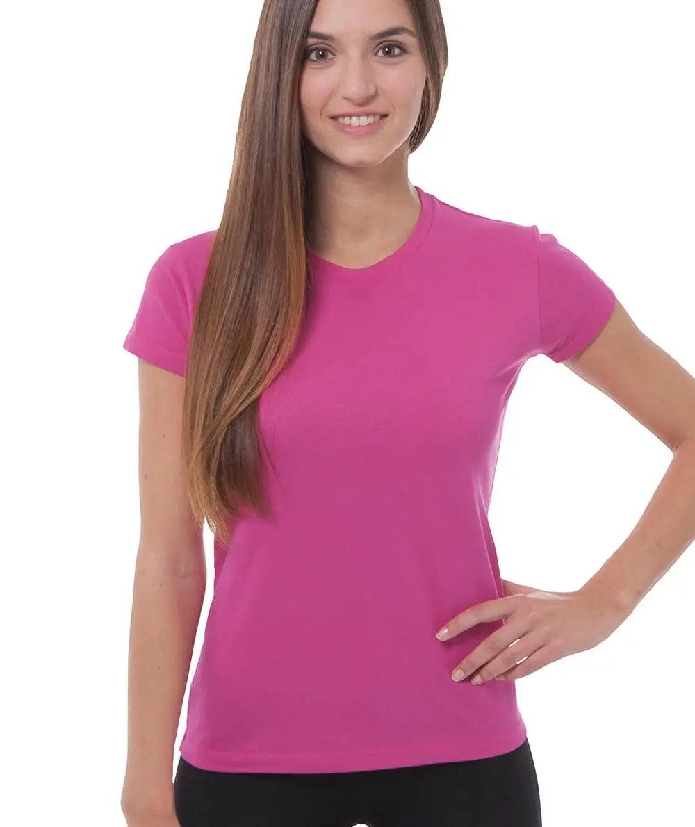 Donna con t-shirt fucsia in cotone stile streetwear urbano su sfondo bianco