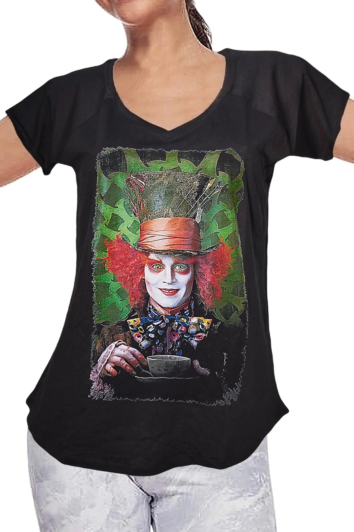 T-shirt streetwear nera in cotone con stampa colorata Cappellaio Matto, stile urban vivace.