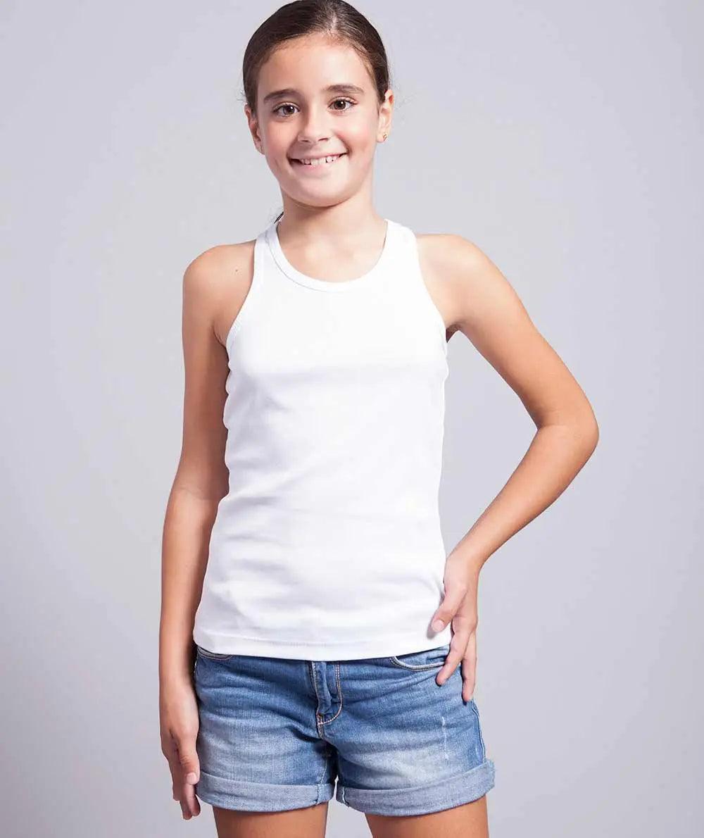 Ragazza con canotta bianca in cotone e shorts di jeans, stile streetwear urban casual