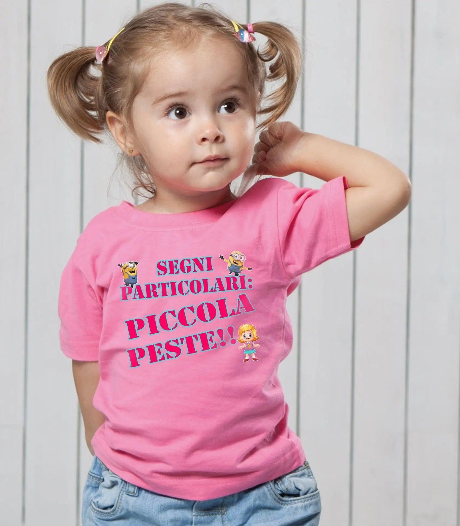 Bambina con t-shirt rosa in cotone, stile streetwear, stampa colorata e cartoni animati