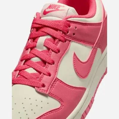 Scarpa streetwear donna in pelle bianca e rosa, stile urban, dettagli traforati e logo visibile.