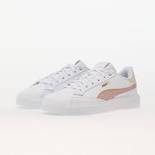 Sneakers streetwear bianche con dettagli rosa cipria, stile urban, tomaia in pelle