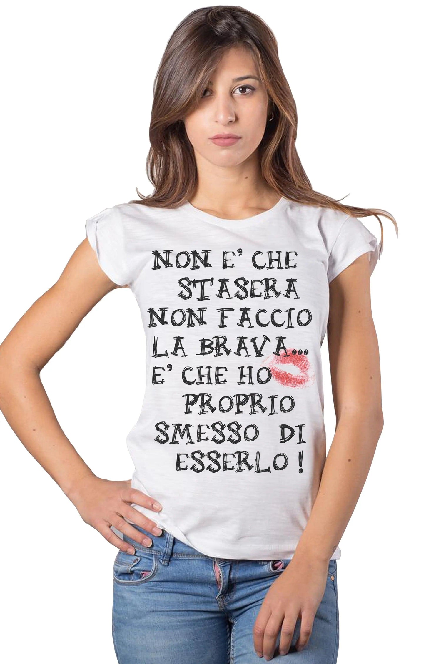 Ragazza con t-shirt bianca streetwear in cotone, stampa nera ironica e dettaglio rossetto rosso, stile urban.