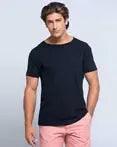Uomo in t-shirt nera in cotone stile streetwear urban, pantaloni rosa, look casual moderno