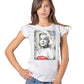 Donna con t-shirt streetwear bianca con stampa ritratto icona pop art, stile urban.