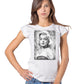Donna indossa t-shirt streetwear bianca con stampa iconica in stile urban, Street Style Rimini