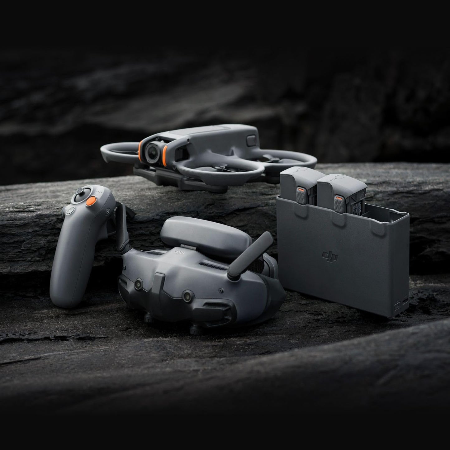 DJI Avata 2 Fly Smart Combo (una batteria), drone FPV con fotocamera 4K, esperienza immersiva, paraeliche integrati, FOV da 155°, drone con fotocamera con Goggles N3 e RC Motion 3