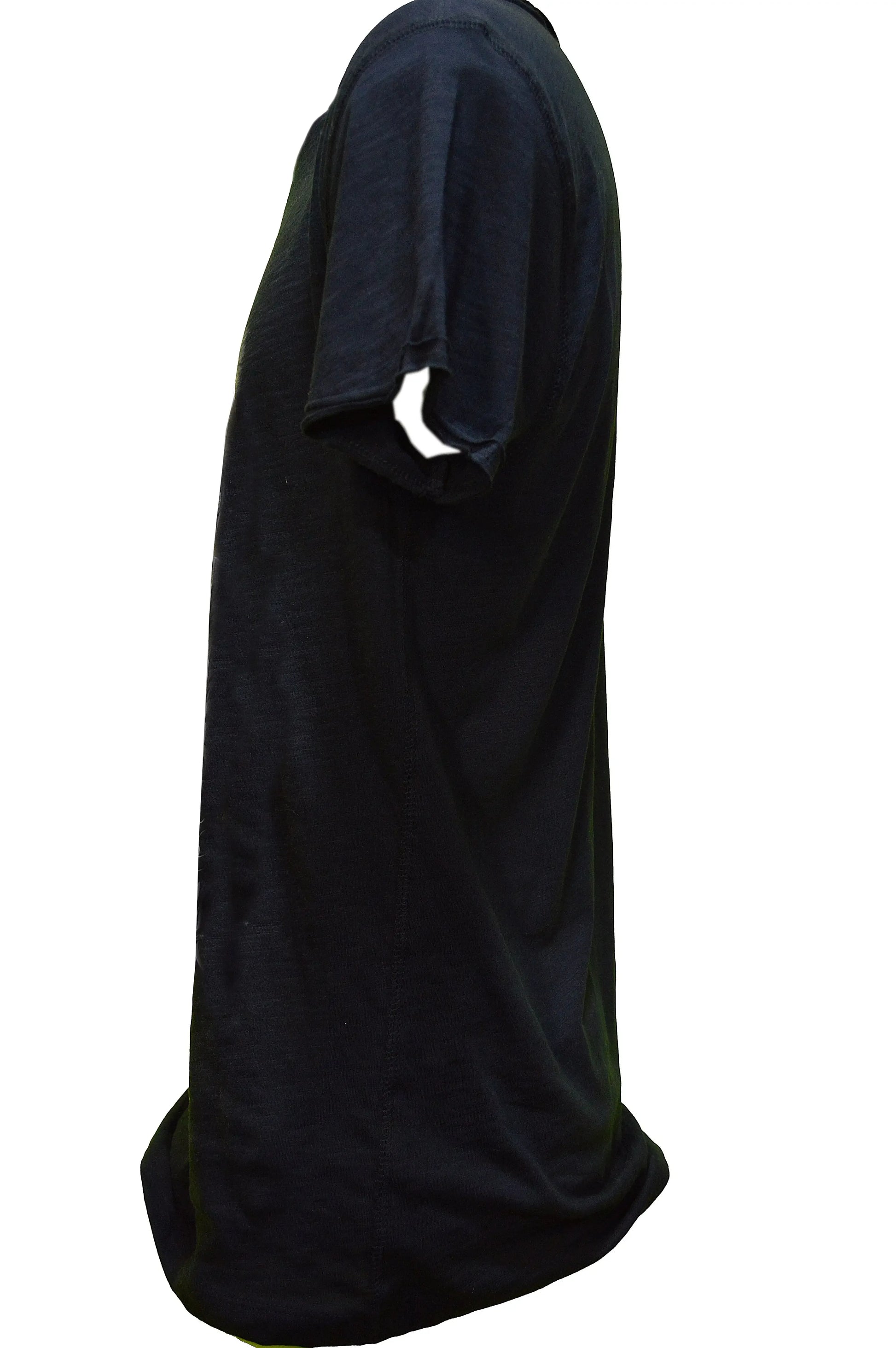 T-shirt nera streetwear essenziale, vista laterale, stile urban minimalista.