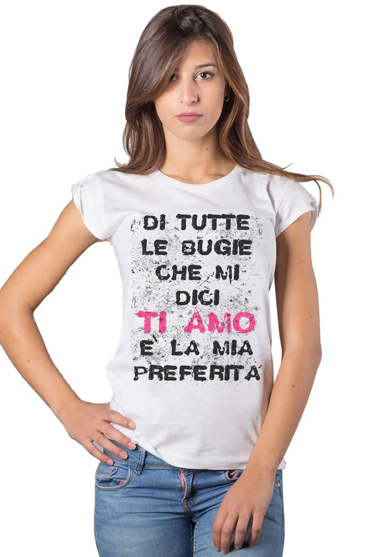 Donna con t-shirt bianca streetwear con scritta urban "Di tutte le bugie che mi dici ti amo è la mia preferita"