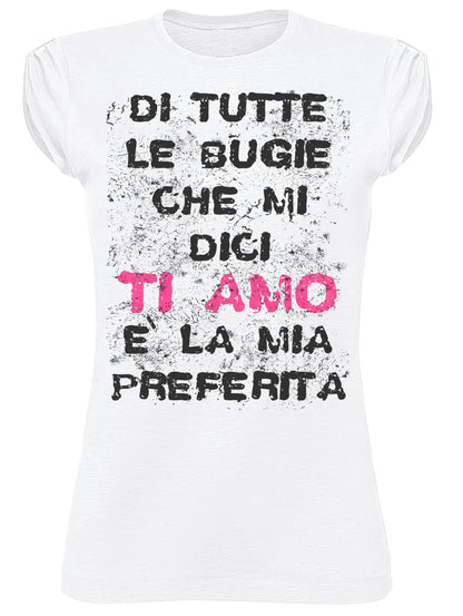 T-shirt donna bianca in cotone fiammato stile streetwear con scritta nera e rosa "Di tutte le bugie che mi dici ti amo è la mia preferita".