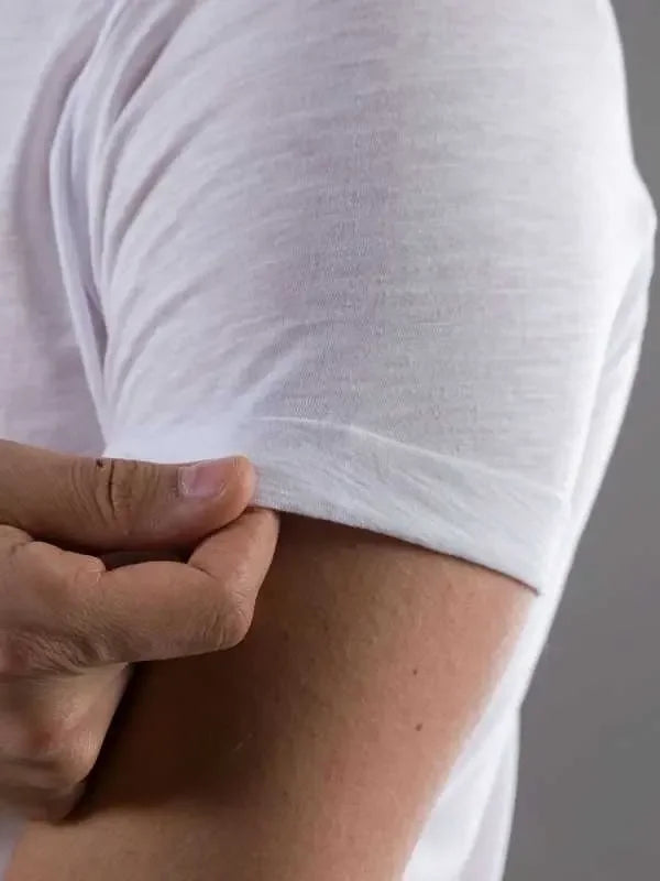 Dettaglio manica t-shirt bianca casual uomo, streetwear cotone fiammato Street Style Rimini