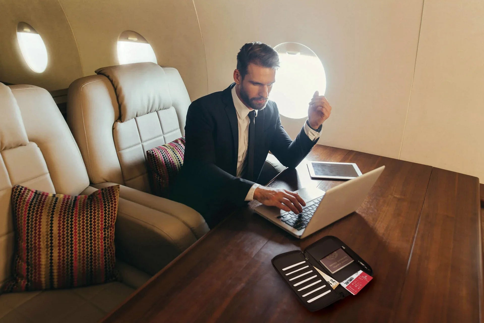 K0005AB | Portadocumenti da Viaggio in Vera Pelle pieno fiore, grana dollaro - Colore Nero - Dimensioni: cm 12,5 x 22 x 2 - Confezione: Sacchetto Tnt - STREET STYLE