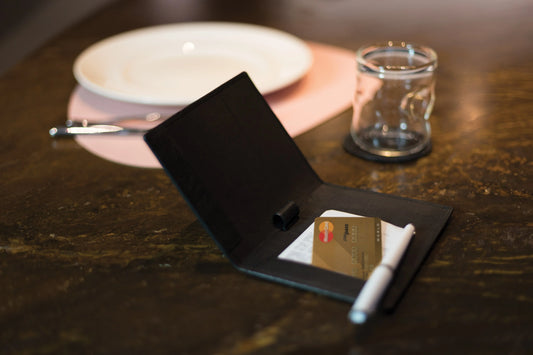 K0008AB | Porta Conto in Vera Pelle pieno fiore, grana dollaro. Mini slot interne e asola porta penna. Colore Nero. Dimensioni: cm 12 x 16 x 1. Confezione: Sacchetto Tnt - STREET STYLE