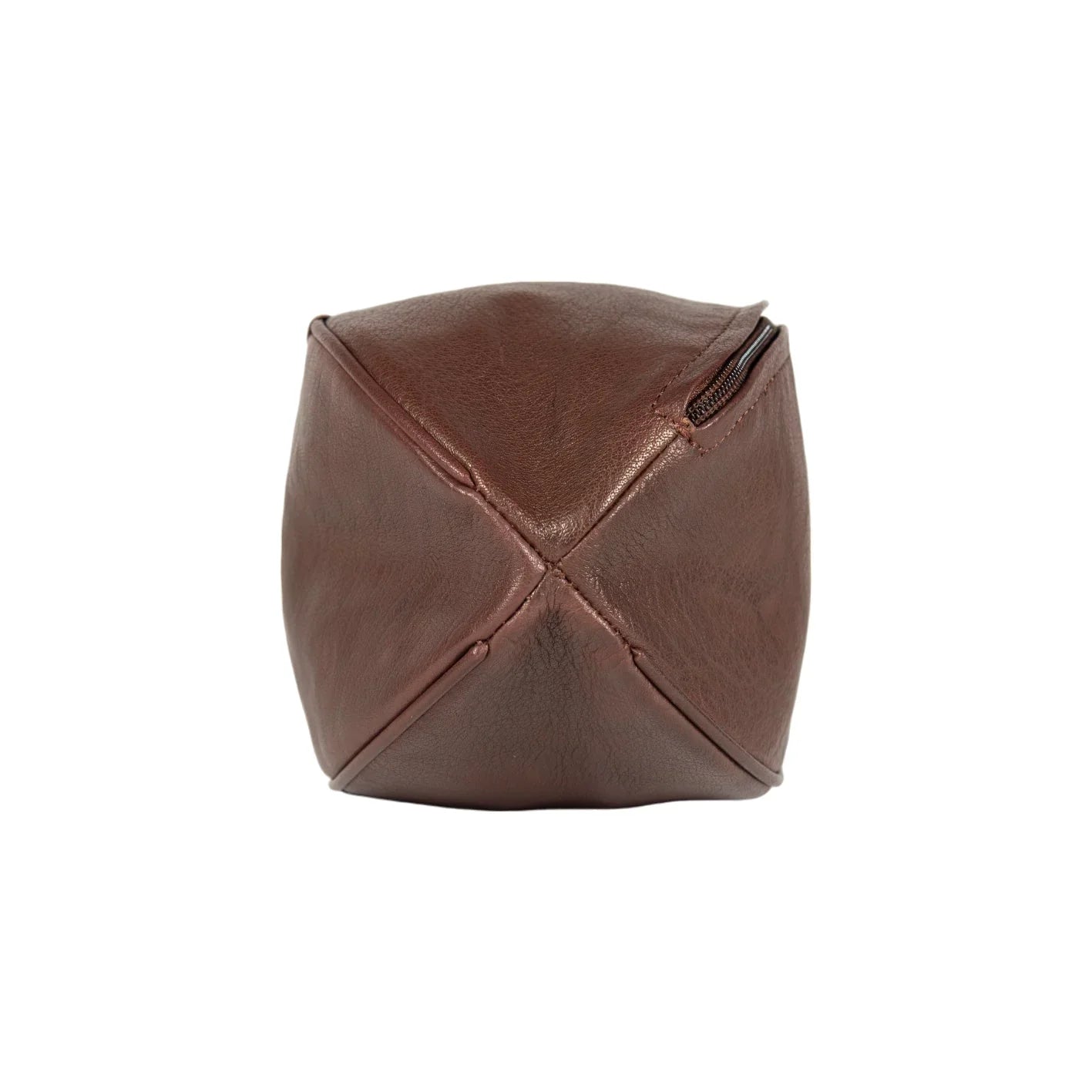 K0011BB | Beauty Case "Palla da Rugby" in Vera Pelle - Colore: Testa Moro - Elastico interno ferma flaconi - Chiusura con lampo - Dimensioni: cm 35 x 14 x 14- Confezione: Sacchetto Tnt - STREET STYLE