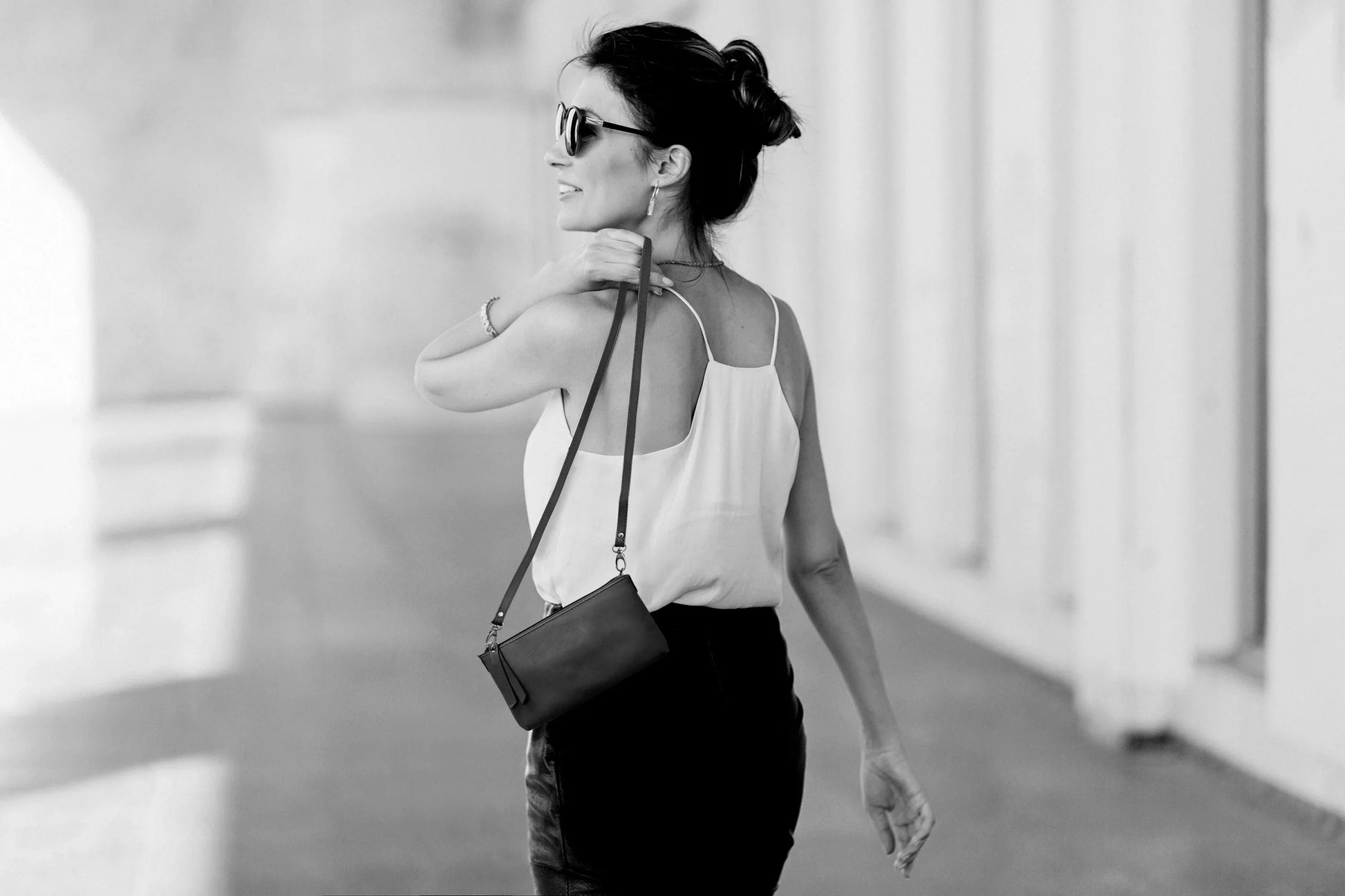 K0013AB | Tracollina Donna in Vera Pelle pieno fiore, con leggera grana. Tracolla removibile. Accessori Nickel Lucido. Colore Nero. Dimensioni: cm 20 x 10,5 x 2. Confezione: Sacchetto Tnt - STREET STYLE