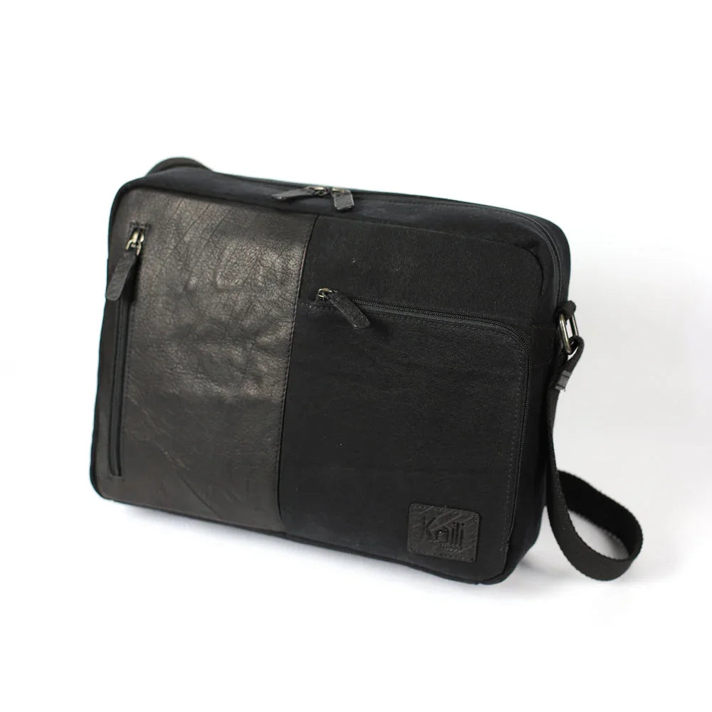 K0022AB | Messenger in Canvas/Genuine Leather, full grain, flywheel - Black colour. Antique Nickel accessories, Top zip closure. Dimensions: 35 x 26 x 10 cm. Packaging: TNT bag - STREET STYLE