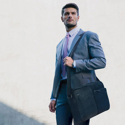 K0022AB | Messenger in Canvas/Genuine Leather, full grain, flywheel - Black colour. Antique Nickel accessories, Top zip closure. Dimensions: 35 x 26 x 10 cm. Packaging: TNT bag - STREET STYLE