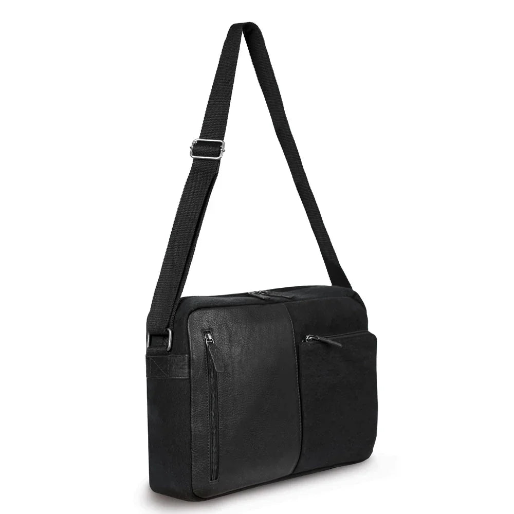K0022AB | Messenger in Canvas/Genuine Leather, full grain, flywheel - Black colour. Antique Nickel accessories, Top zip closure. Dimensions: 35 x 26 x 10 cm. Packaging: TNT bag - STREET STYLE