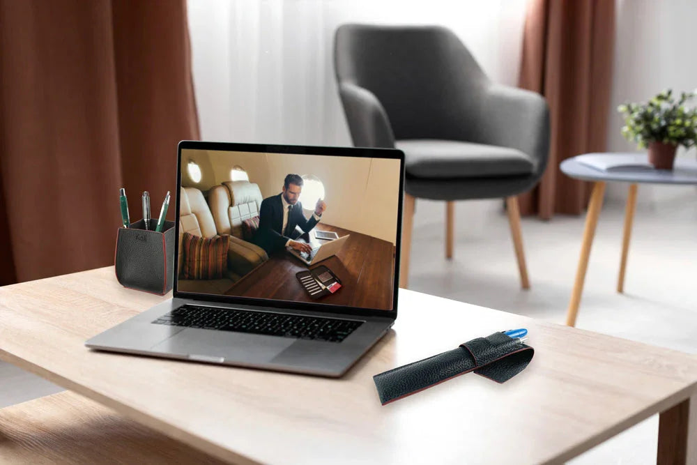 K0028AB | Custodia per Penne in Vera Pelle pieno fiore, grana dollaro - Colore Nero con bordi Rossi - Dimensioni: cm 4,5 x 16,5 x 1 - Confezione: Scatola regalo fondo/coperchio - STREET STYLE