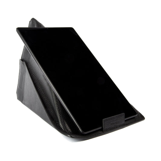 K0031AB | Custodia/Supporto per Tablet Modulare in Vera Pelle, pieno fiore, grana dollaro. Colore Nero. Chiusura con magneti. Dimensioni: cm 22 x 31. Confezione: Sacchetto Tnt - STREET STYLE