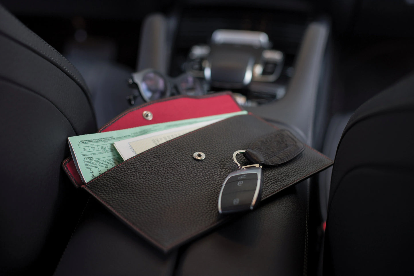 K0034AB | Flat envelope in genuine full grain leather, dollar grain - Black colour. Closure flap with automatic button. Dimensions: 22.5 x 12.5 x 0.5 cm - Packaging: TNT bag - STREET STYLE