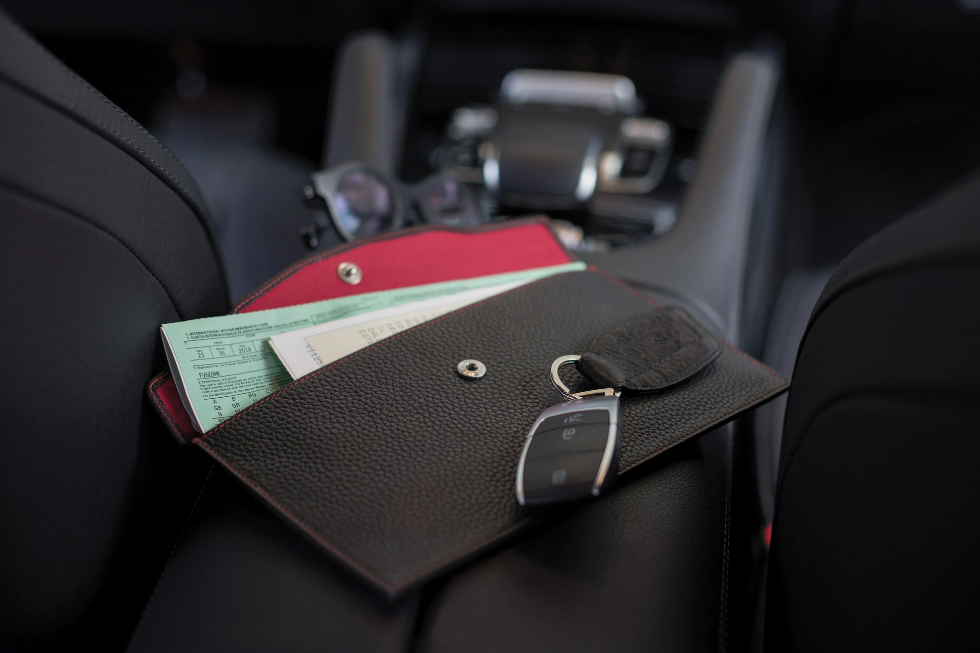 K0034AB | Flat envelope in genuine full grain leather, dollar grain - Black colour. Closure flap with automatic button. Dimensions: 22.5 x 12.5 x 0.5 cm - Packaging: TNT bag - STREET STYLE