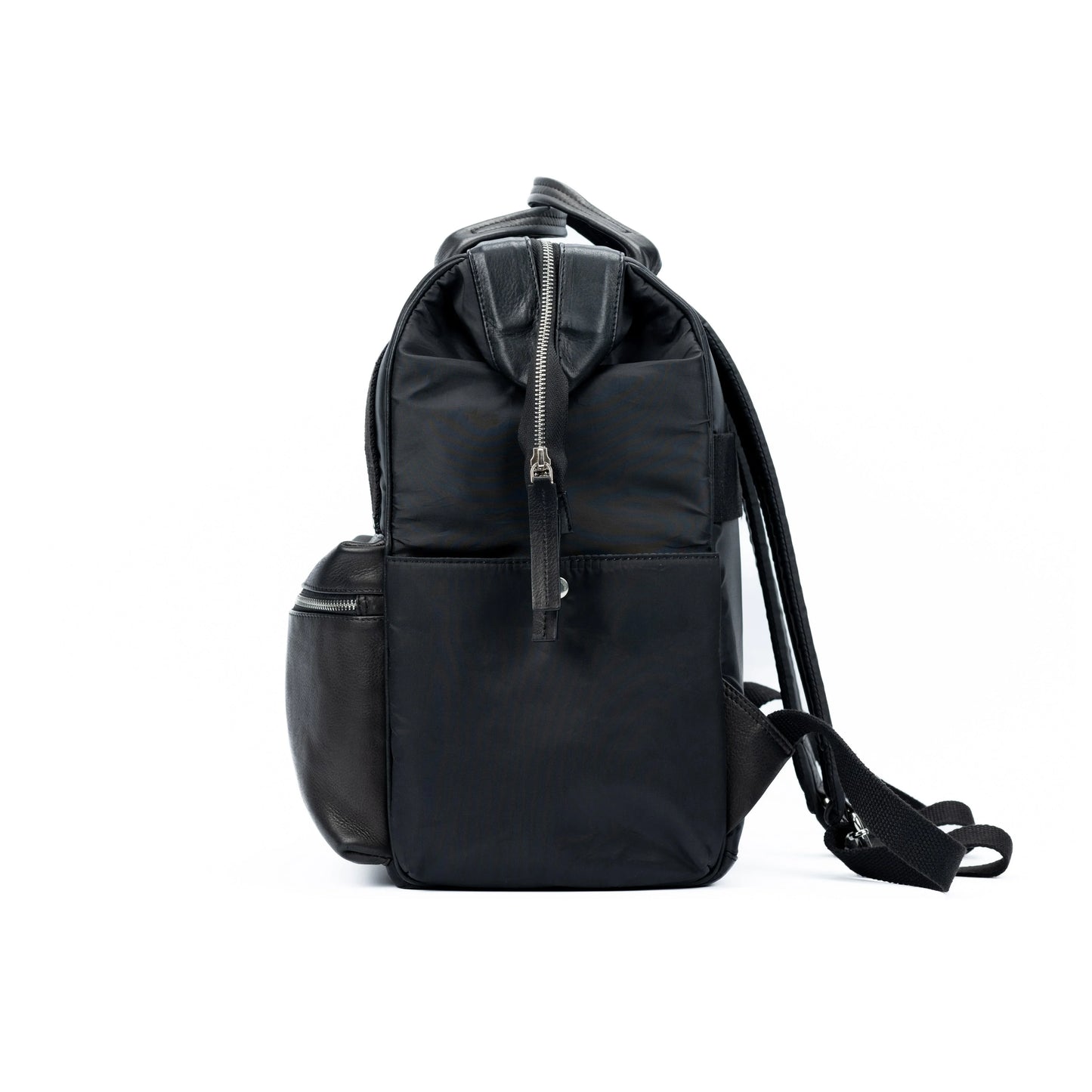 K0037AB | Zaino Idrorepellente in Nylon Waterproof/Vera Pelle pieno fiore con leggera grana - Colore Nero - Accessori Nickel lucido. Dimensioni: cm 27 x 39 x 19 - Confezione: Sacchetto Tnt - STREET STYLE