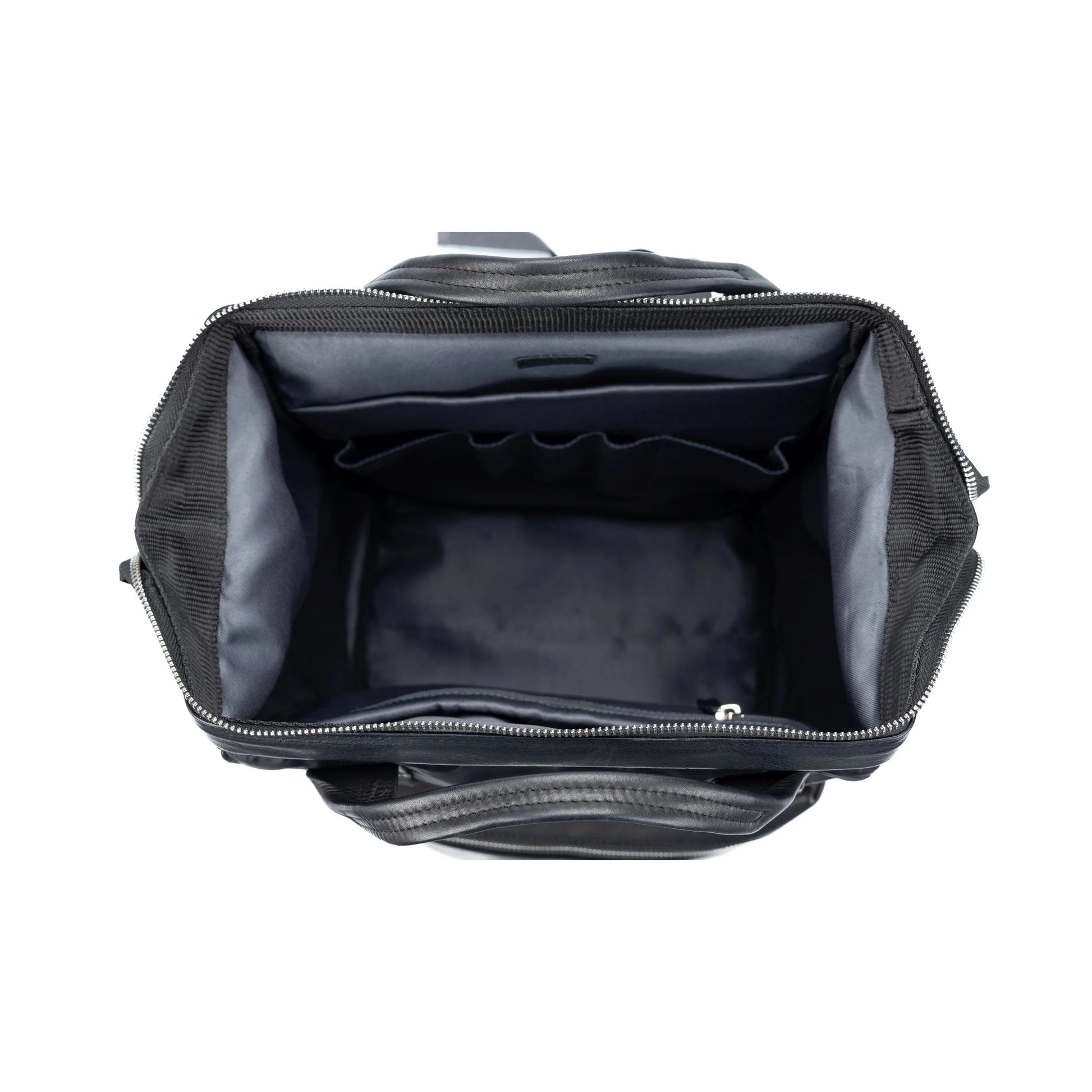 K0037AB | Zaino Idrorepellente in Nylon Waterproof/Vera Pelle pieno fiore con leggera grana - Colore Nero - Accessori Nickel lucido. Dimensioni: cm 27 x 39 x 19 - Confezione: Sacchetto Tnt - STREET STYLE