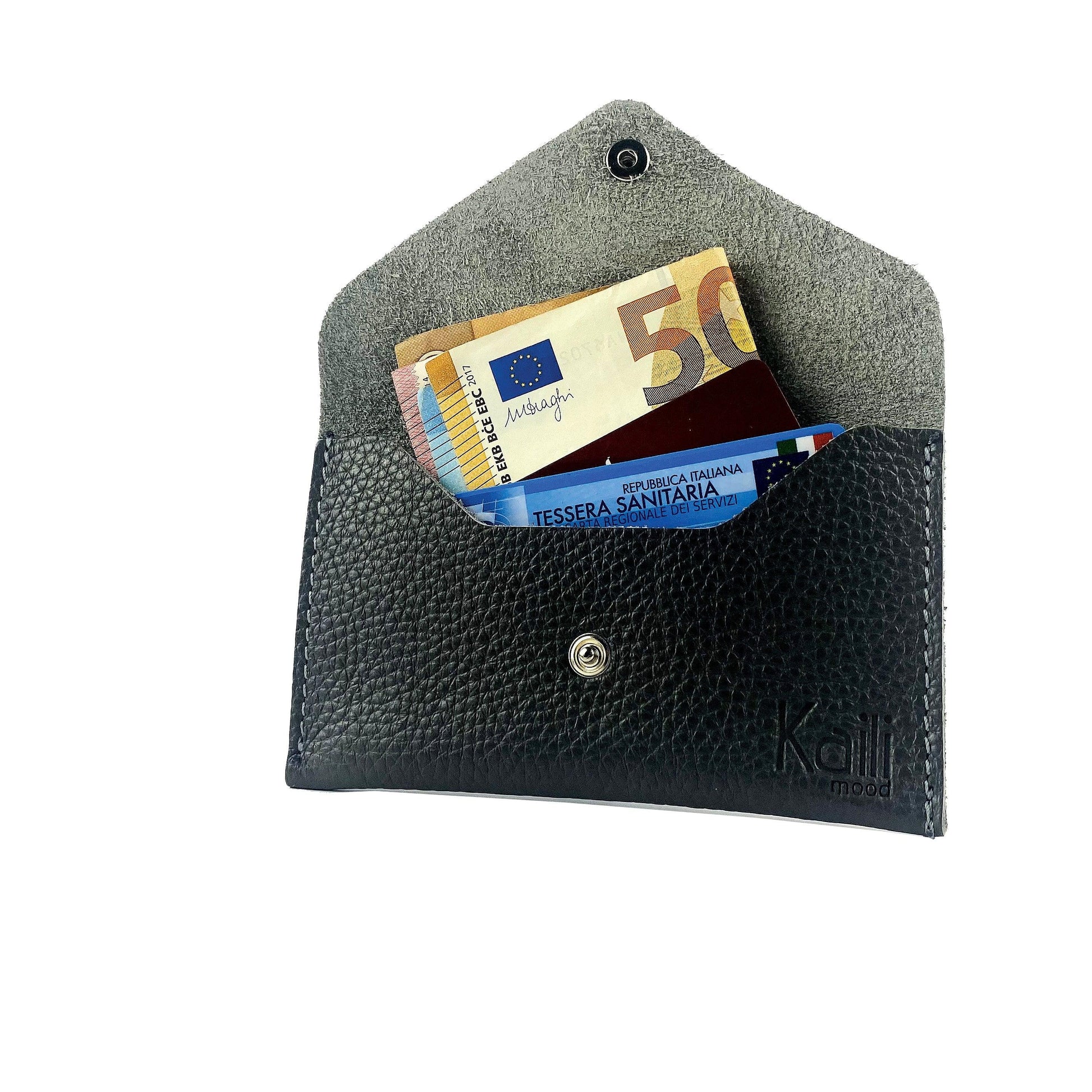 K0040AB | Sachet with flap Made in Italy in genuine full grain leather, dollar grain - Black color - Dimensions: 13 x 8 x 0.5 cm - Packaging: Rigid bottom/lid gift box - STREET STYLE