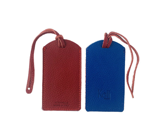 K0041VDB | Two-tone luggage tag Made in Italy in genuine full-grain leather, dollar grain - Red/blue color - Dimensions: 6.5 x 12 cm - Packaging: Rigid bottom/lid gift box - STREET STYLE