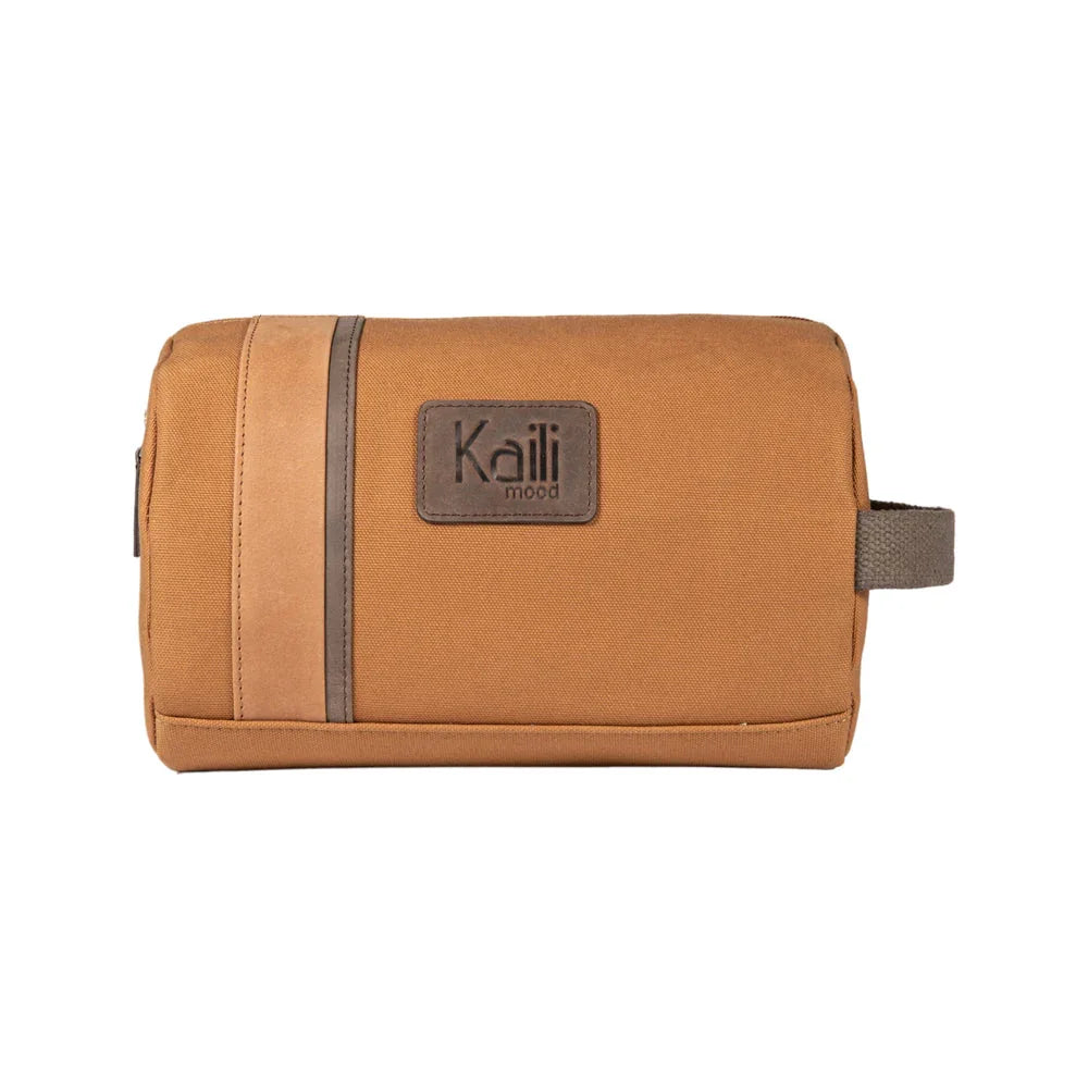 K2005UB | Beauty Case in Canvas 100% Cotone/Vera Pelle pieno fiore, Naked. Colore Cuoio. Maniglia laterale. Chiusura con lampo. Dimensioni: cm 25 x 15 x 17. Confezione: Sacchetto in Tnt - STREET STYLE