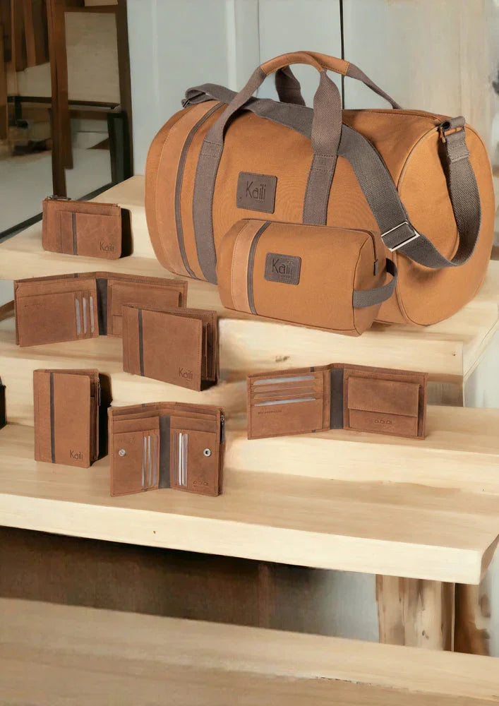 K2005UB | Beauty Case in Canvas 100% Cotton/Genuine Full Grain Leather, Naked. Leather Color. Side handle. Zip closure. Dimensions: cm 25 x 15 x 17. Packaging: Tnt bag - STREET STYLE