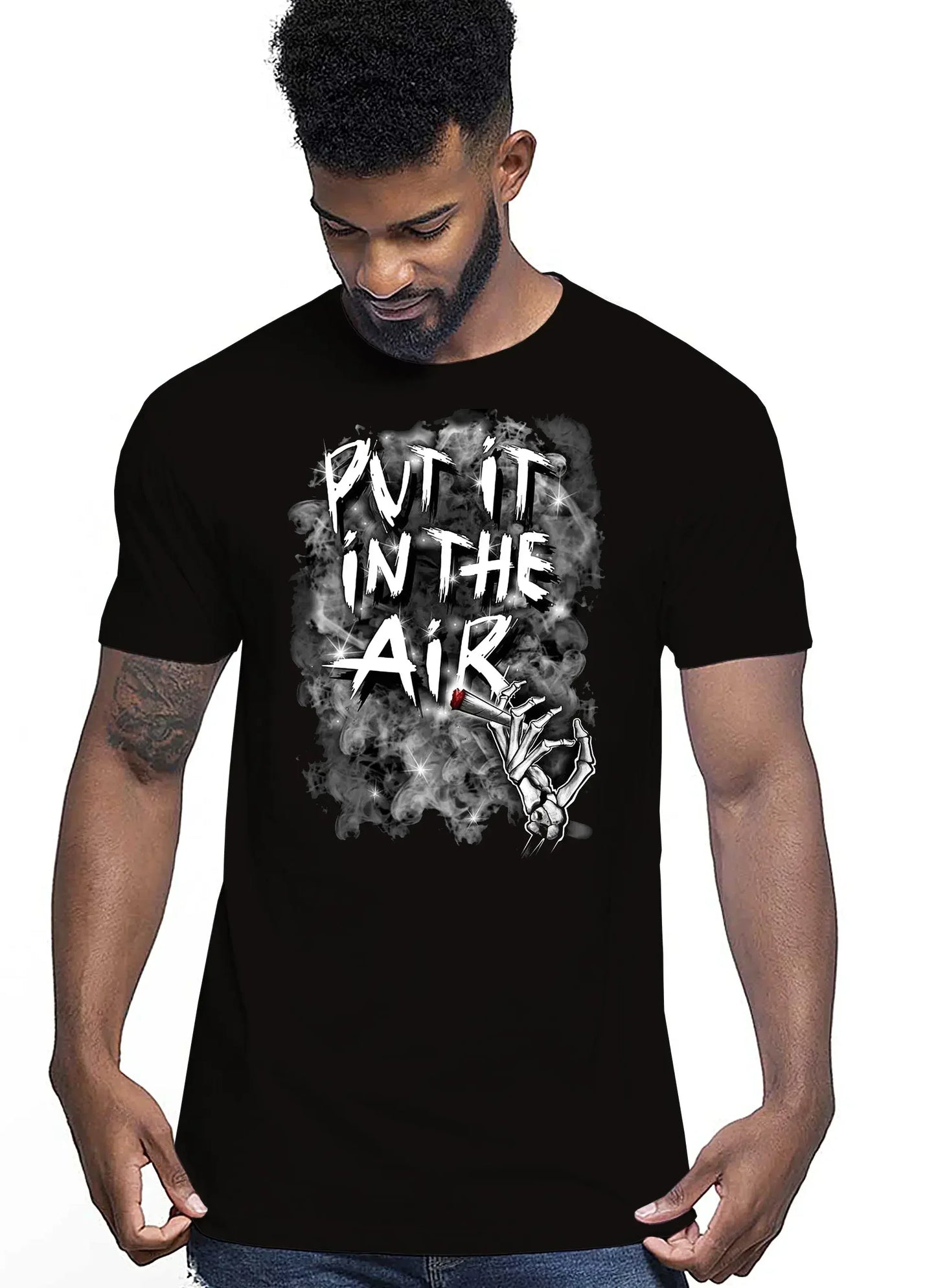 T-shirt streetwear nera uomo con scritta 'Put it in the air', grafica fumo e mano scheletrica.