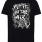 T-shirt streetwear nera con scritta Put It In The Air, fumo e mano scheletrica, stile urban