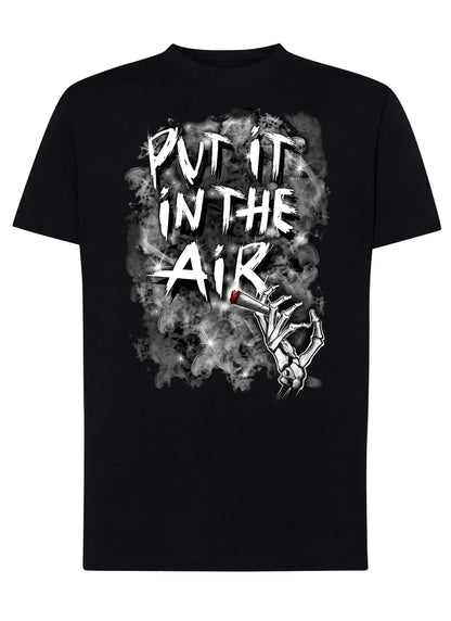 T-shirt urban uomo nera in cotone con scritta Put it in the Air, fumo e mano scheletrica stile streetwear.