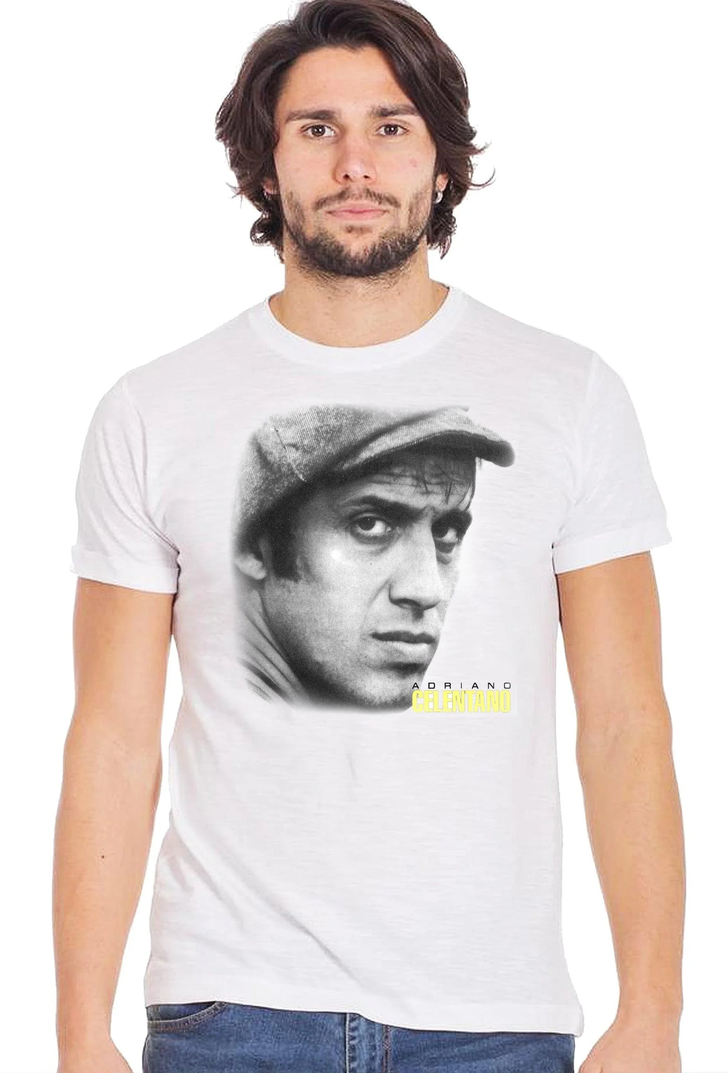 Uomo indossa t-shirt streetwear bianca con stampa Adriano Celentano, stile urban e street style.