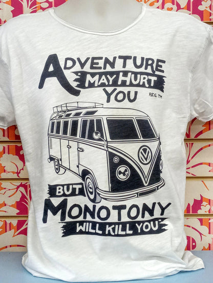 T-shirt streetwear bianca con grafica van e scritta 'Adventure may hurt you but monotony will kill you', stile urban.