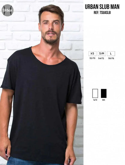 Maglietta nera streetwear uomo in cotone effetto slub, stile urban casual, sfondo mattoni bianchi.