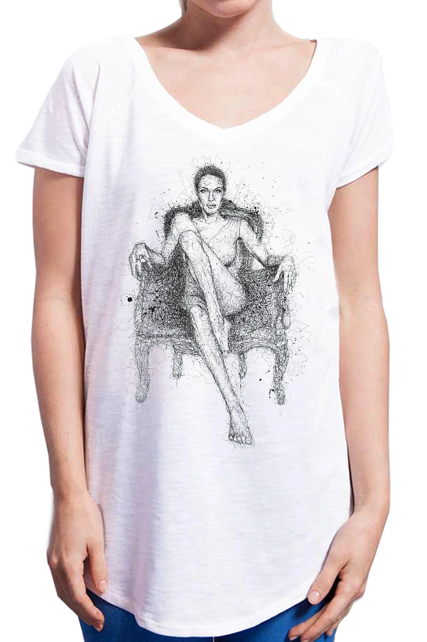 Donna indossa t-shirt bianca streetwear con grafica stilizzata urban su sedia, moda street style