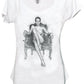 T-shirt donna bianca streetwear con grafica artista stilizzata donna su poltrona, stile urban