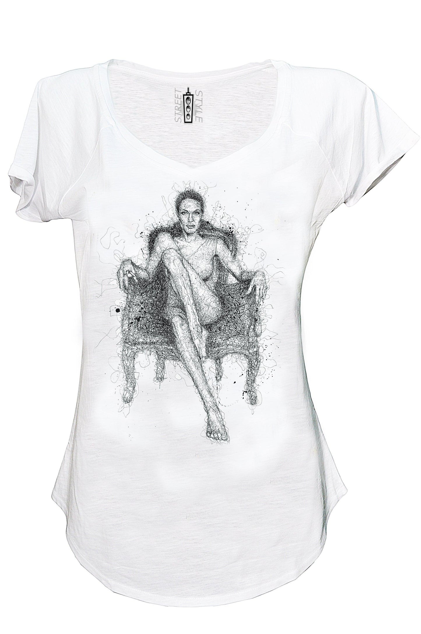 T-shirt donna bianca streetwear con grafica artista stilizzata donna su poltrona, stile urban
