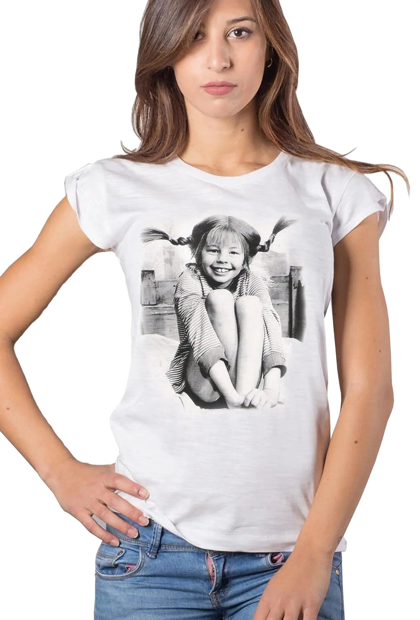 Donna indossa t-shirt street style bianca con stampa bambina con trecce, look urban