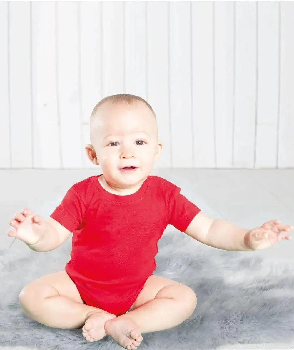 Bebè seduto su tappeto, body rosso cotone, streetwear bambino, stile urban