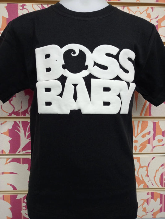 Maglietta streetwear nera con scritta Boss Baby in rilievo bianca, stile urban fashion.